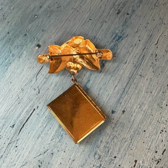 Vintage gold pin with locket for two pictures and flowers on front - Picture 9 of 10